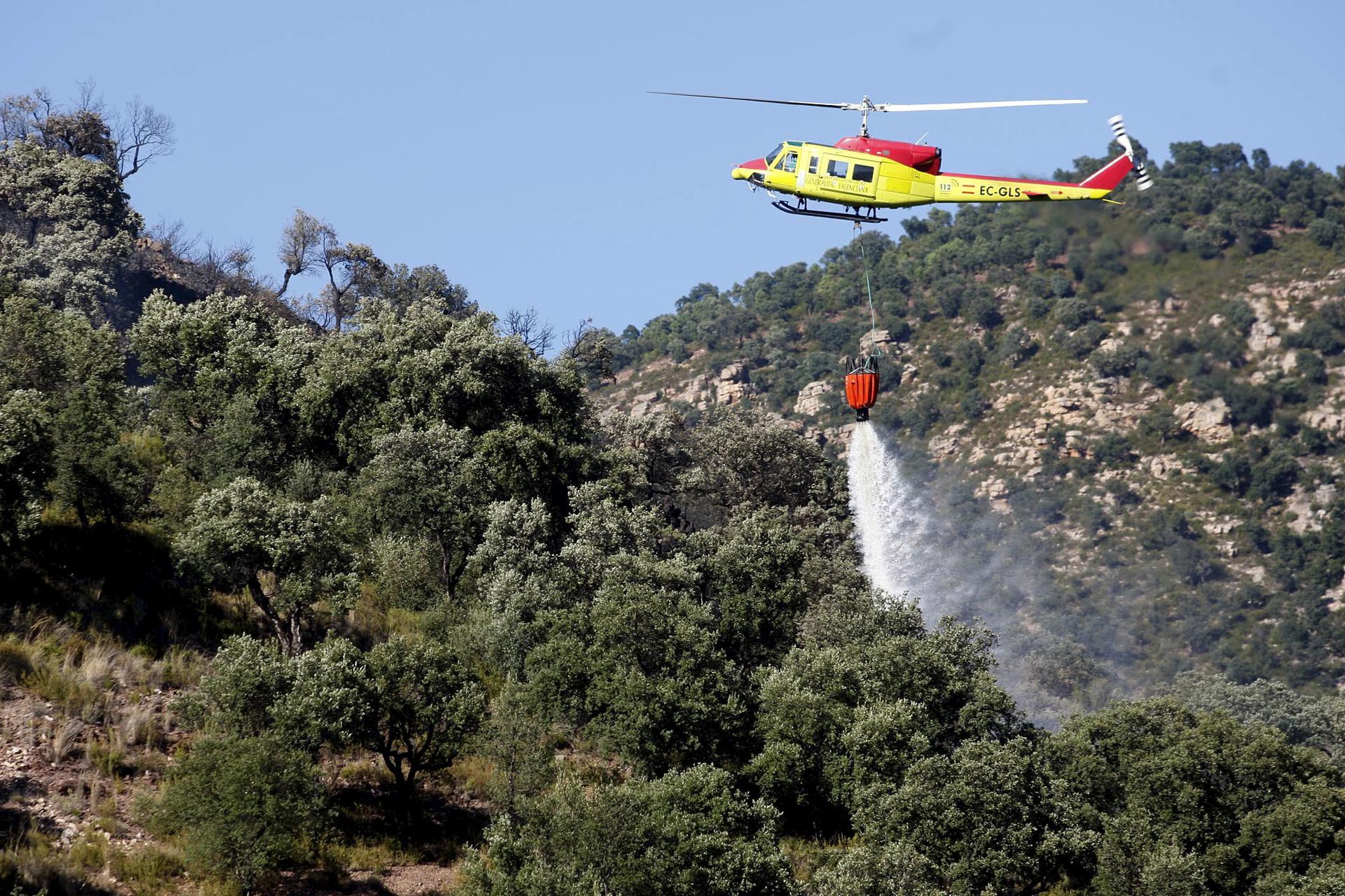 Un helicóptero arroja agua sobre la zona en la que se declaró un incendio en el municipio de Chóvar (Castellón) ARchivo/.EFE/Domenech Castelló