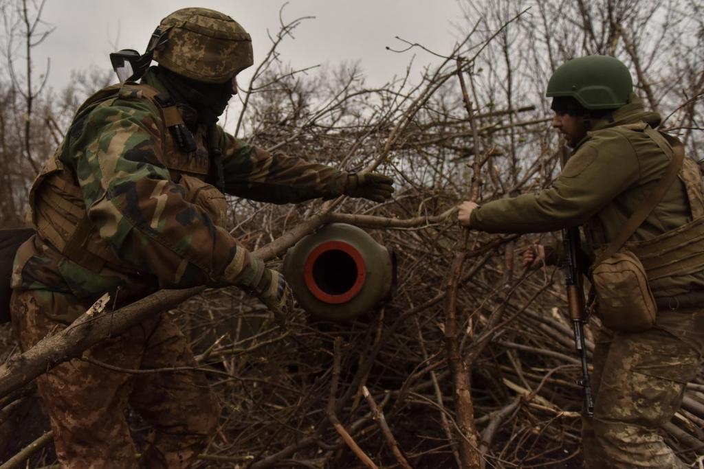 Artilleros ucranianos se preparan para disparar en una posición no revelada cerca de las afueras de Bajmut, región de Donetsk, Ucrania.