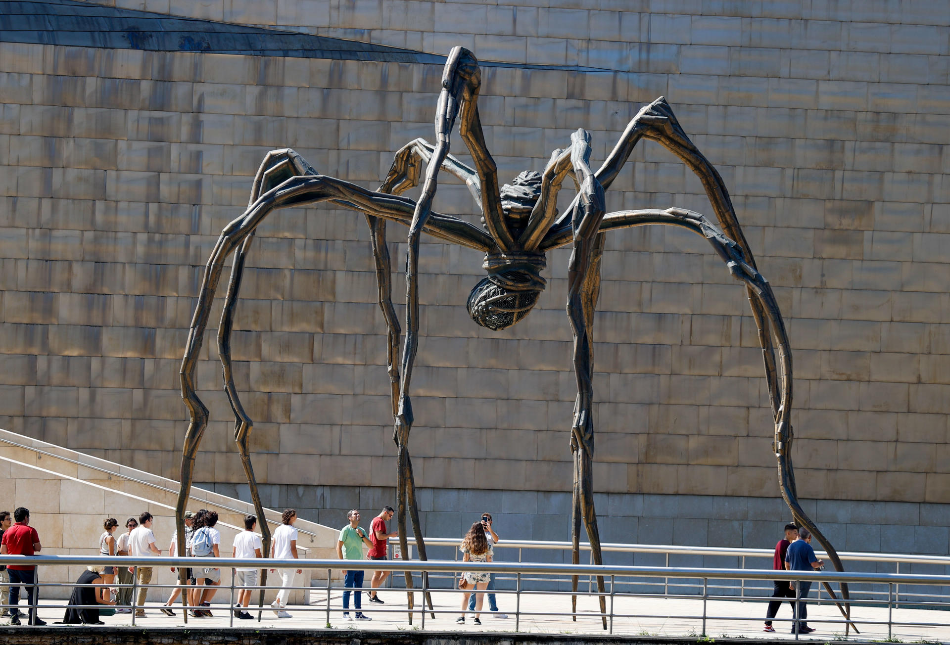 En la imagen de archivo, turistas en el Museo Guggenheim Bilbao. EFE/Luis Tejido