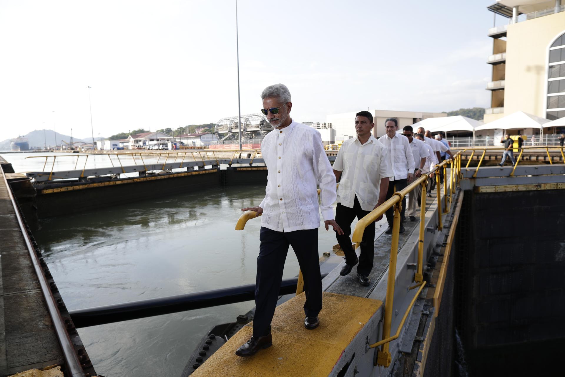 The Minister of Foreign Affairs of India, Subrahmanyam Jaishankar (L), tours the Panama Canal today, in Panama City, Panama, 24 April 2023. EFE-EPA/Bienvenido Velasco
