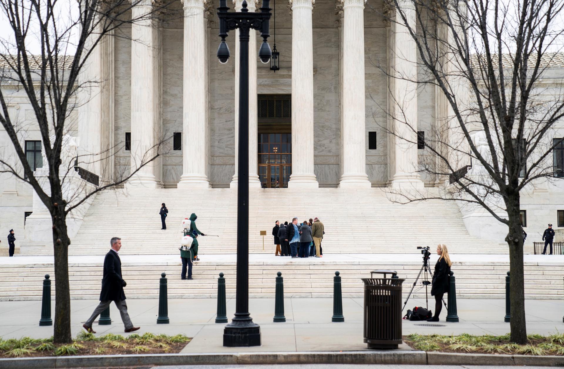 Visitantes se reúnen a la salida de la Corte Suprema en Washington, Estados Unidos, en una fotografía de archivo. EFE/ Jim Lo Scalzo