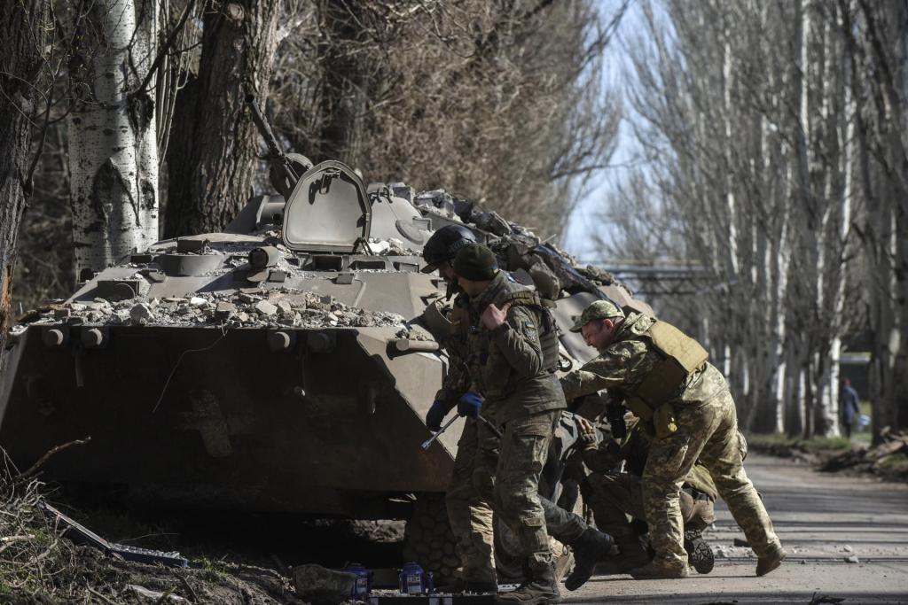 Militares ucranianos reparan un APC, dañado en Bajmut, en la ciudad de Cahsiv Yar, región de Donetsk, Ucrania.