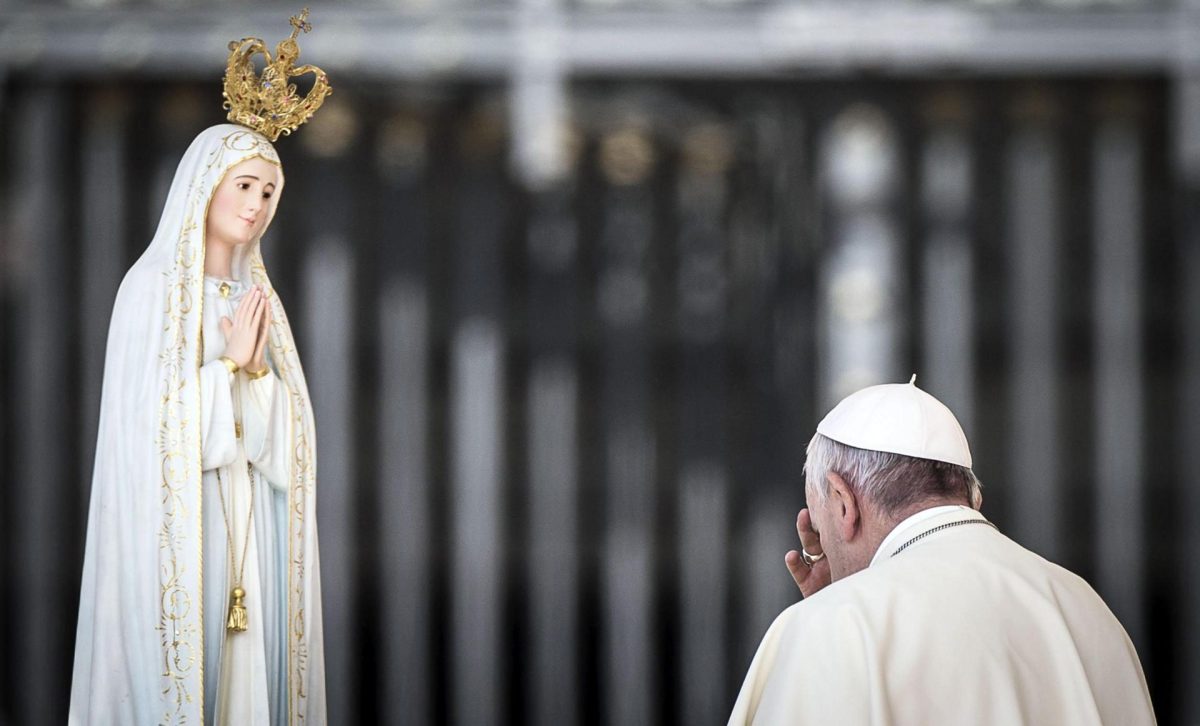 El papa Francisco reza a la estatua de la virgen María