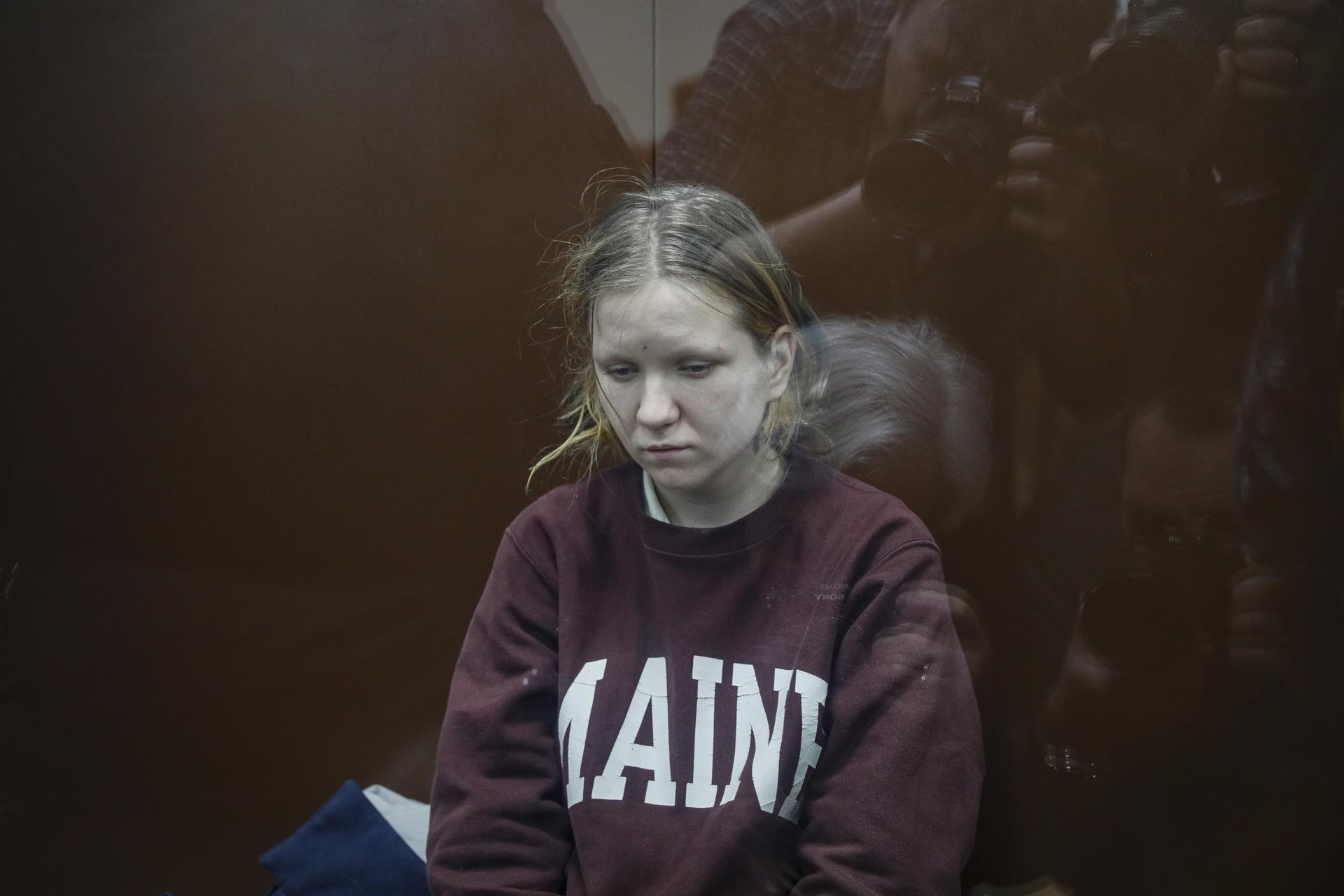Darya Trepova, who has been detained on suspicion of involvement in the explosion at a cafe in St Petersburg, sits in a cage during the court hearing in the Basemany court in Moscow, Russia, 04 April 2023. EFE/EPA/YURI KOCHETKOV