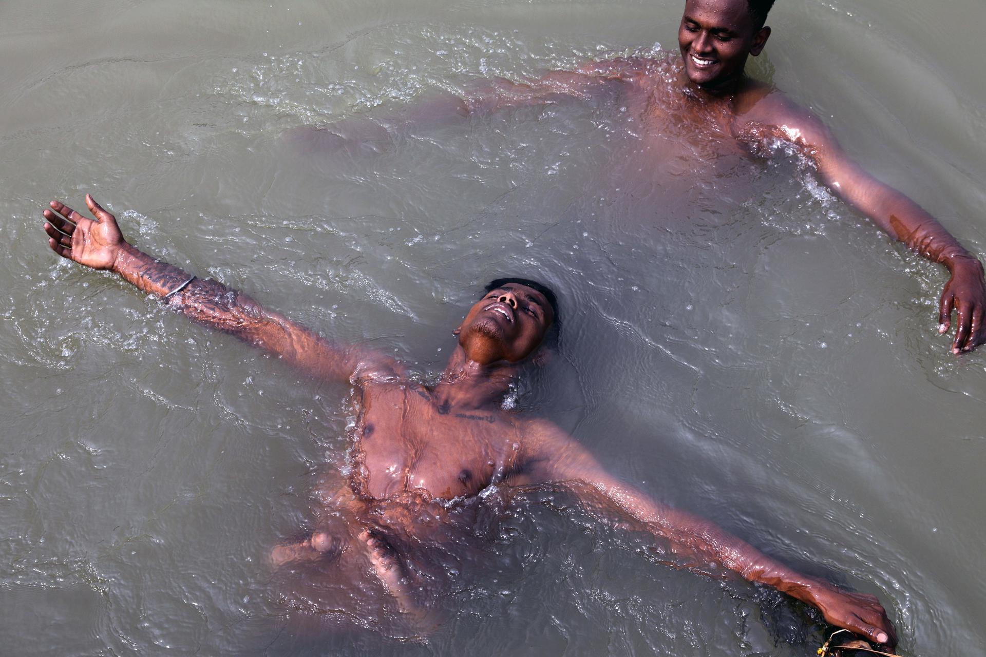 Indian boys cool off in the river Ganga during a hot afternoon in Kolkata, India, 18 April 2023. EFE-EPA/PIYAL ADHIKARY