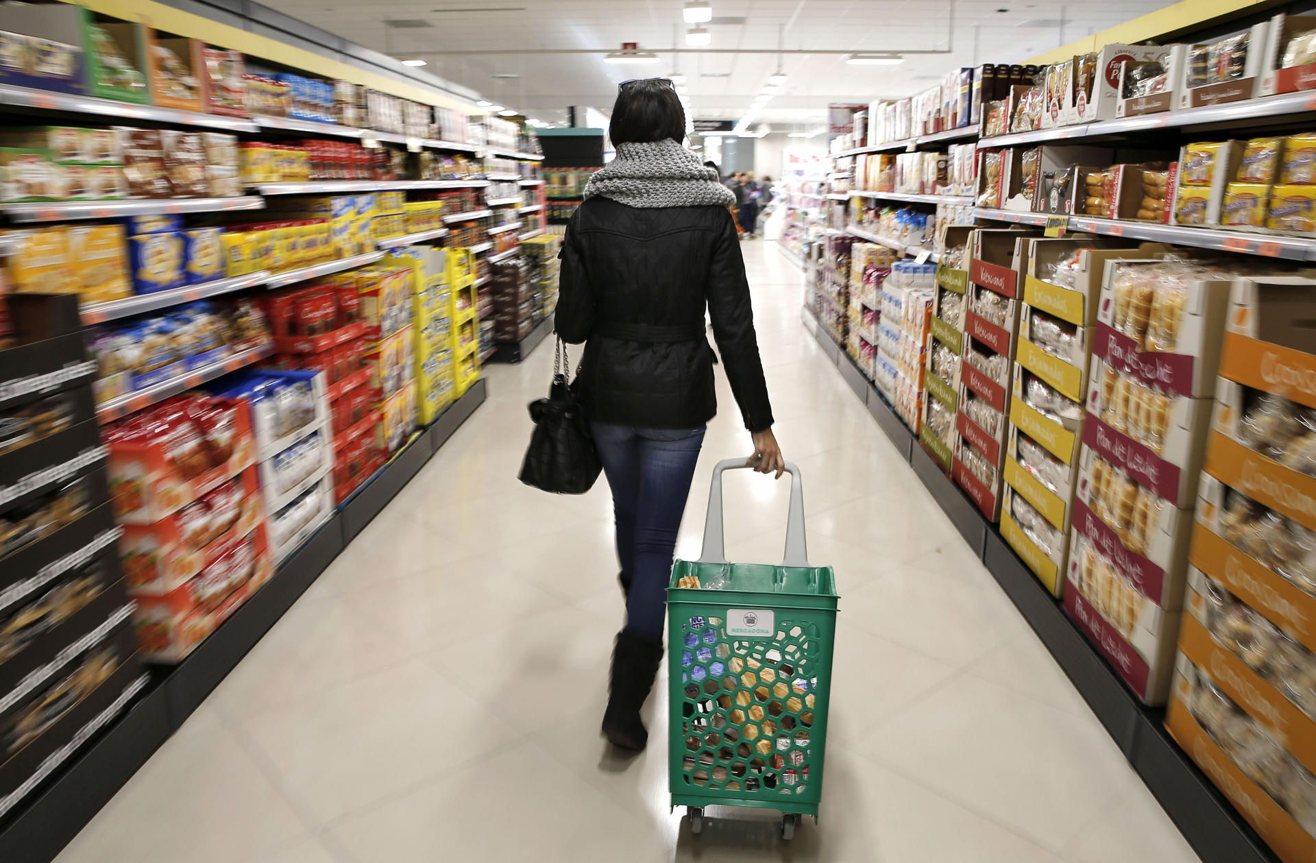 Una mujer realiza la compra en un supermercado de València. EFE/Manuel Bruque/Archivo