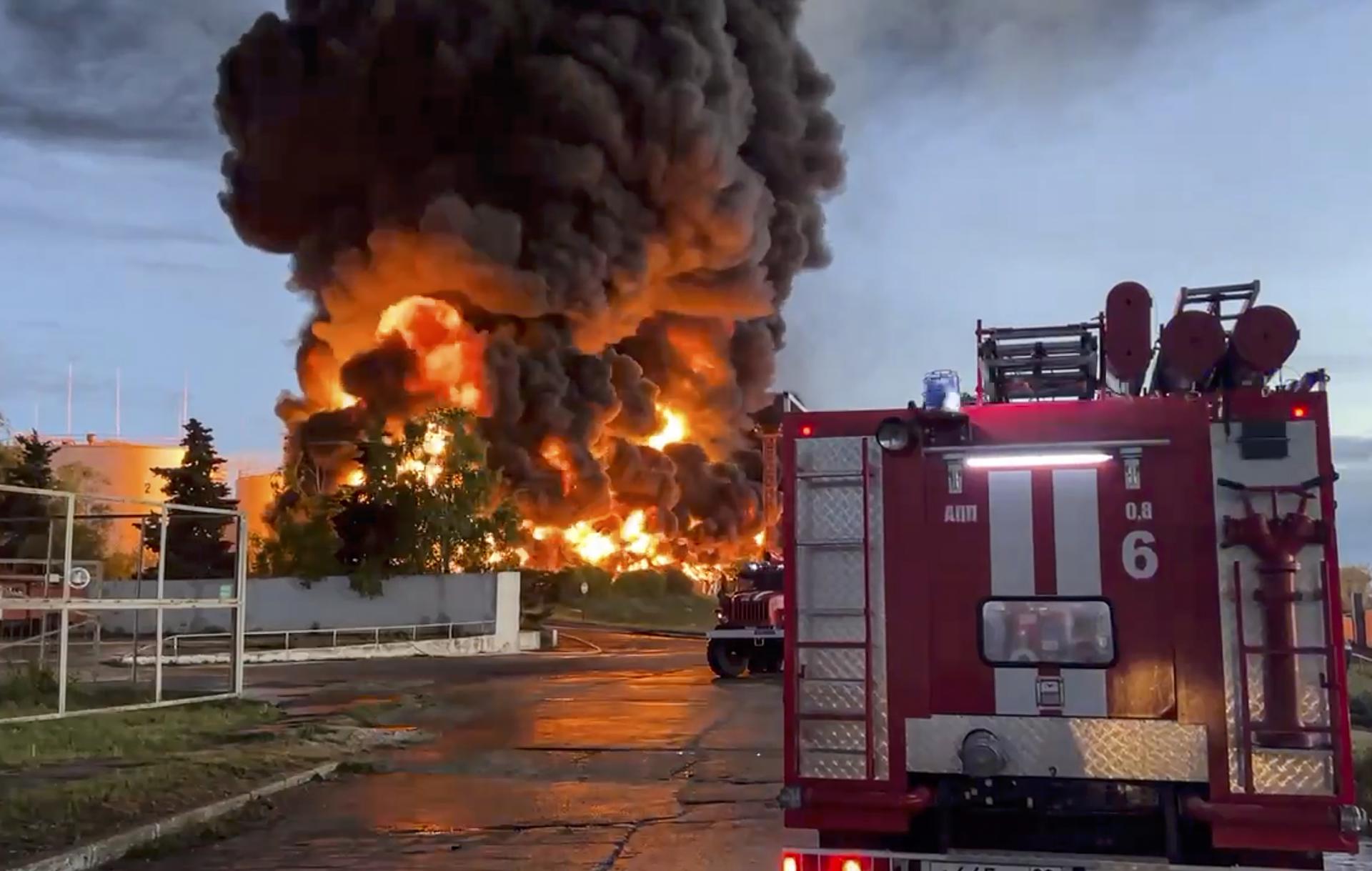 Captura de un vídeo distribuido por el canal Telegram del Gobernador de Sebastopol que muestra las labores de extinción de un incendio en un depósito de petróleo en Sebastopol, Crimea,