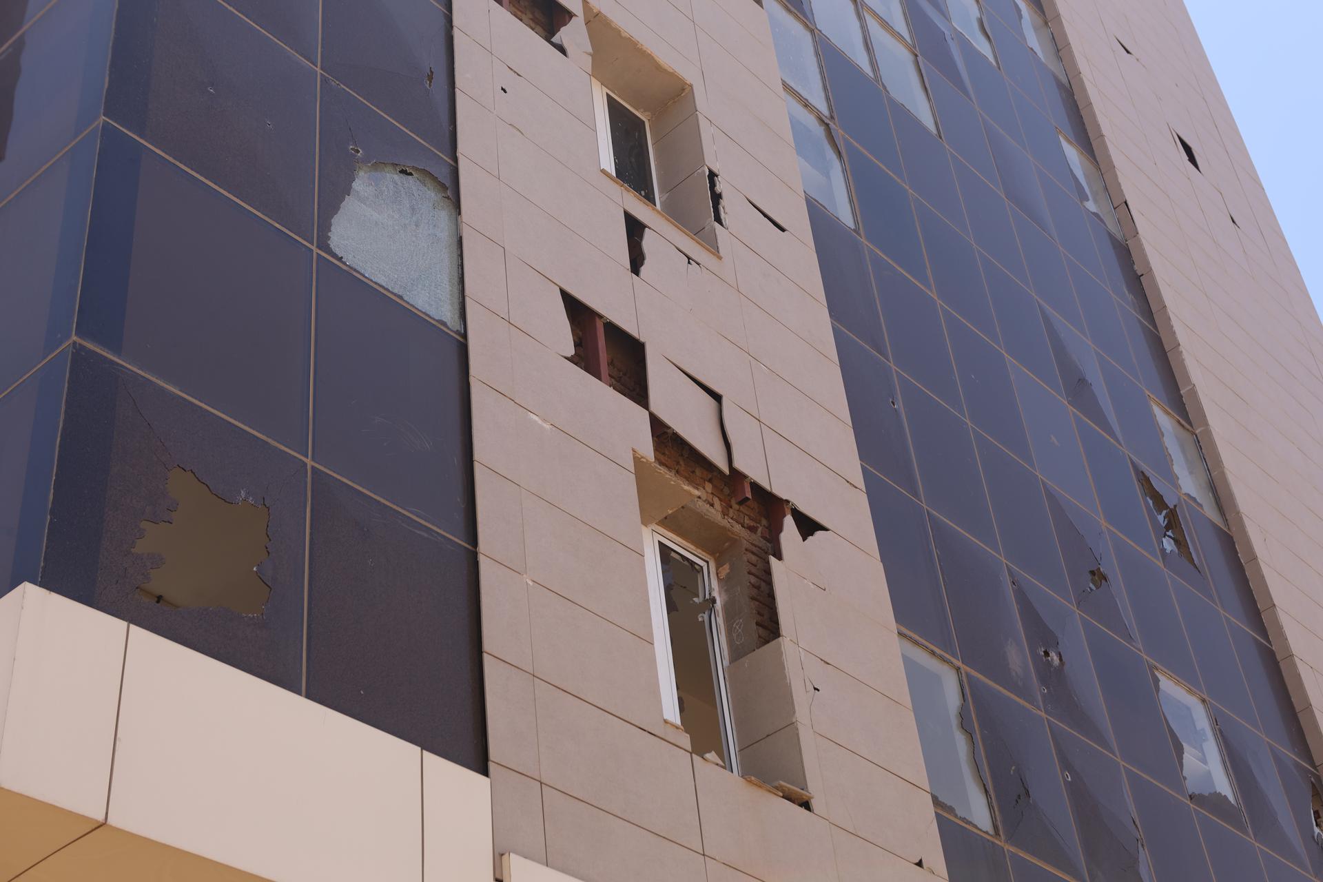 A damaged facade of a building during ongoing fighting between the Sudanese army and paramilitaries of the Rapid Support Forces (RSF) in Khartoum, Sudan, 19 April 2023. EFE-EPA/STRINGER
