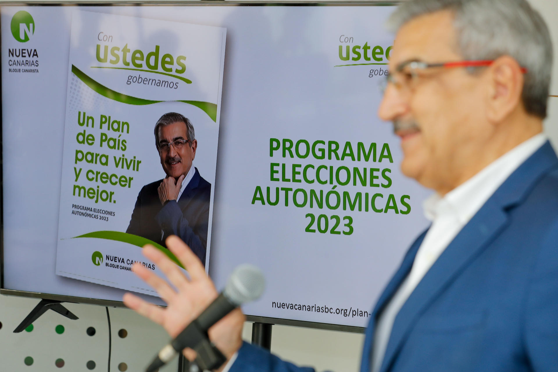 El candidato de Nueva Canarias a presidente del Gobierno, Román Rodríguez, ha presentado este viernes su programa electoral, denominado "Un plan de país para vivir y crecer mejor". EFE/ Elvira Urquijo A.