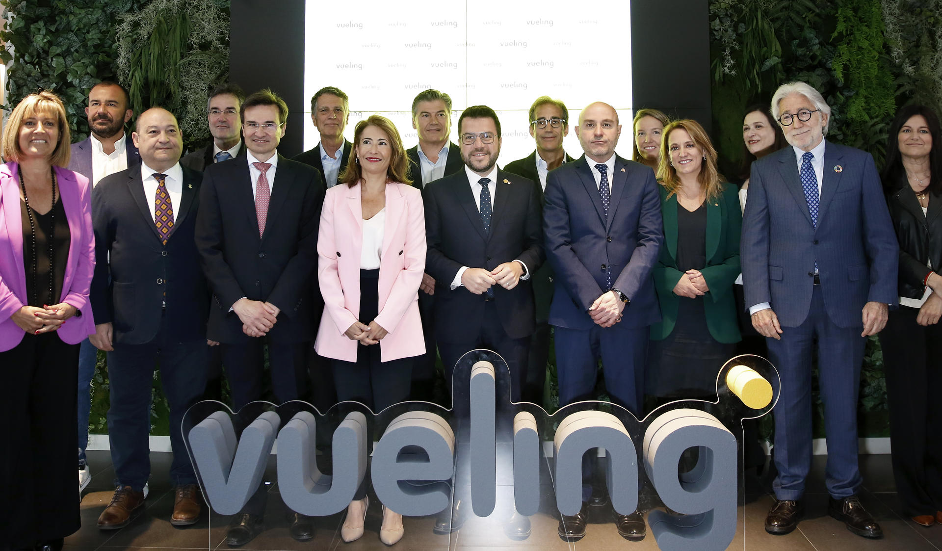 La ministra de Transportes, Raquel Sánchez (7i), junto al presidente de la compañía aérea española Vueling, Marco Sansavini (5i), y el presidente de la Generalitat, Pere Aragonès (8d), entre otros, durante la inauguración este viernes de la nueva sede de Vueling.