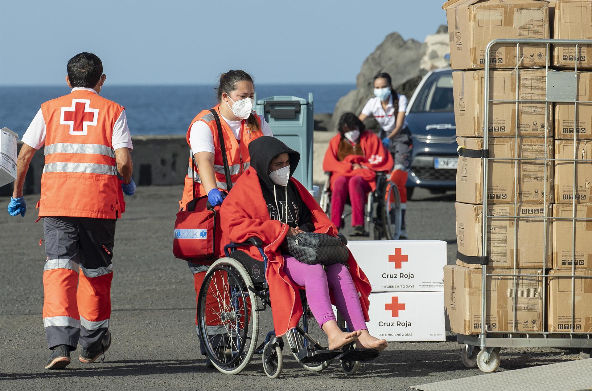 Salvamento Marítimo ha rescatado este lunes a 46 personas de origen magrebí que intentaban llegar a Lanzarote en una patera, entre ellas dos mujeres. EFE/ Adriel Perdomo