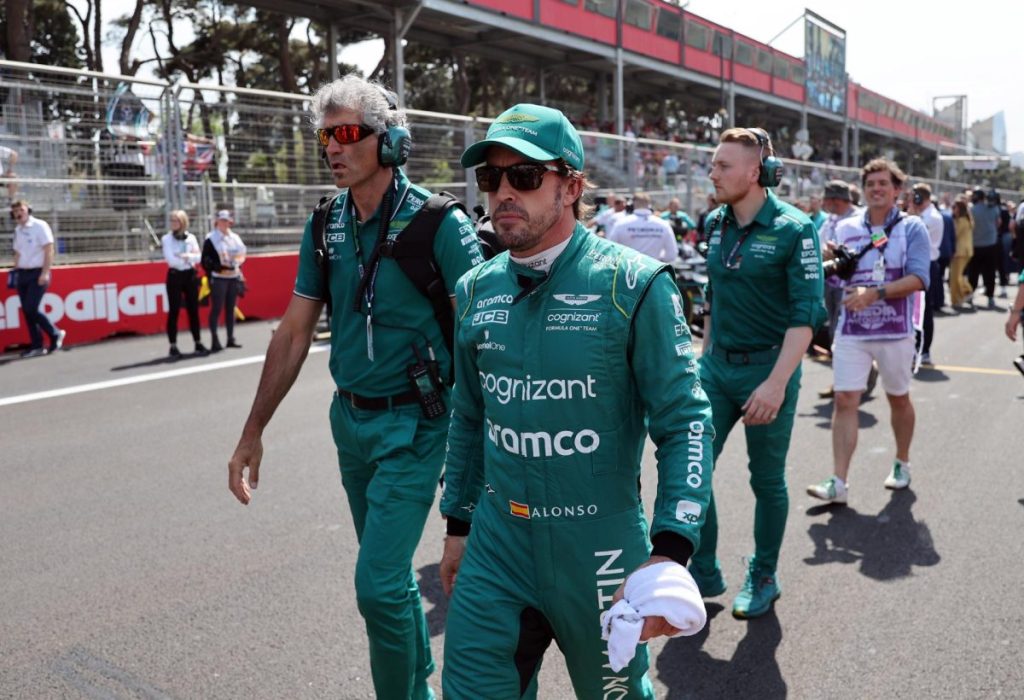 El piloto español de Fórmula 1 Fernando Alonso de Aston Martin camina por la pista antes del inicio del Gran Premio de Fórmula 1 de Azerbaiyán 2023.