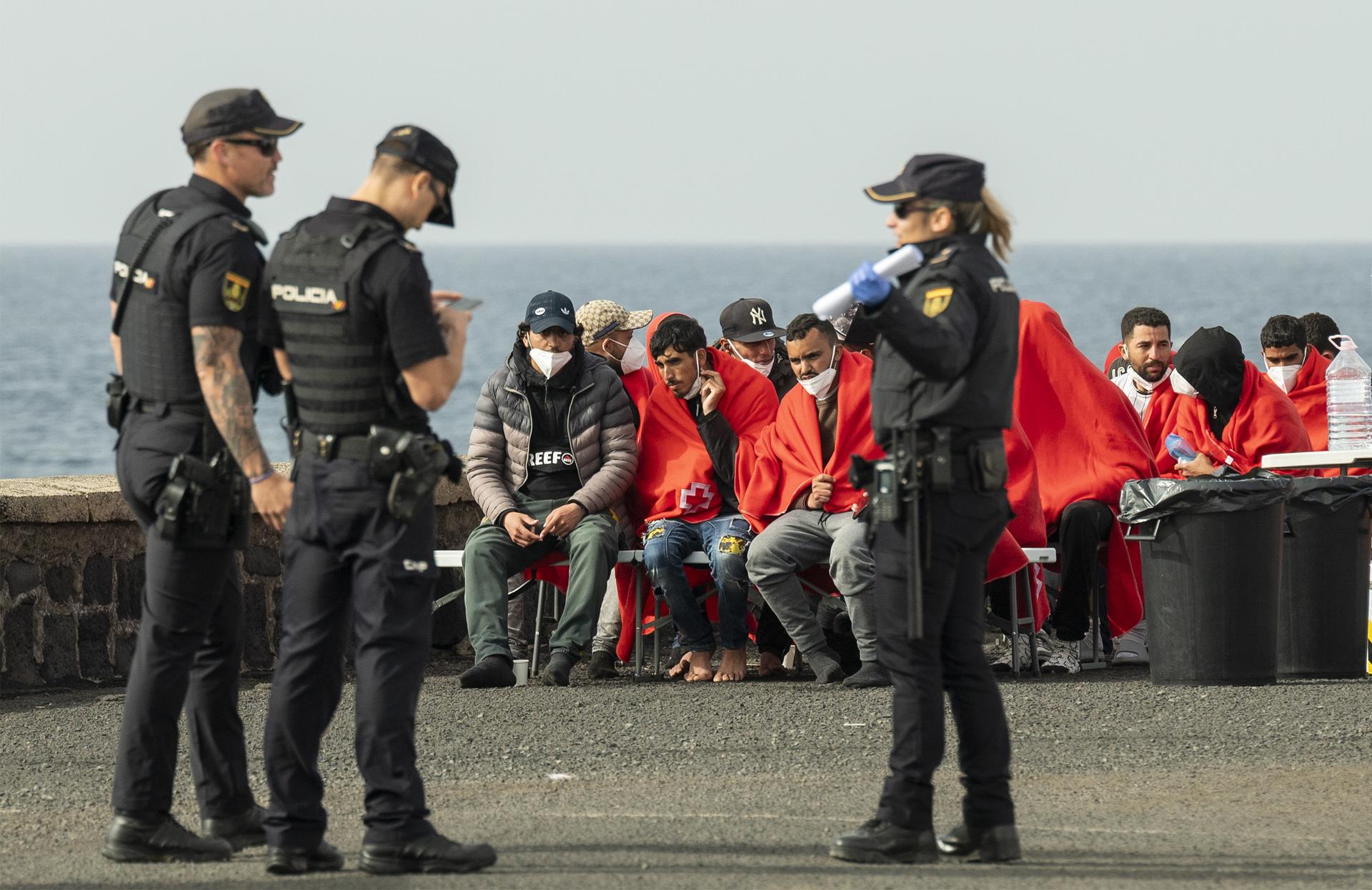 El buque de Salvamento Marítimo Guardamar Polimnia ha rescatado en las últimas horas a 145 inmigrantes (141 hombres, 2 mujeres y dos niños), que viajaban en tres embarcaciones en aguas cercanas a Lanzarote y que han sido trasladados al muelle de La Cebolla, en Arrecife de Lanzarote. En la imagen, los ocupantes de la tercera patera, 41 hombres adultos y un niño, de origen magrebí, a su llegada. EFE/ Adriel Perdomo