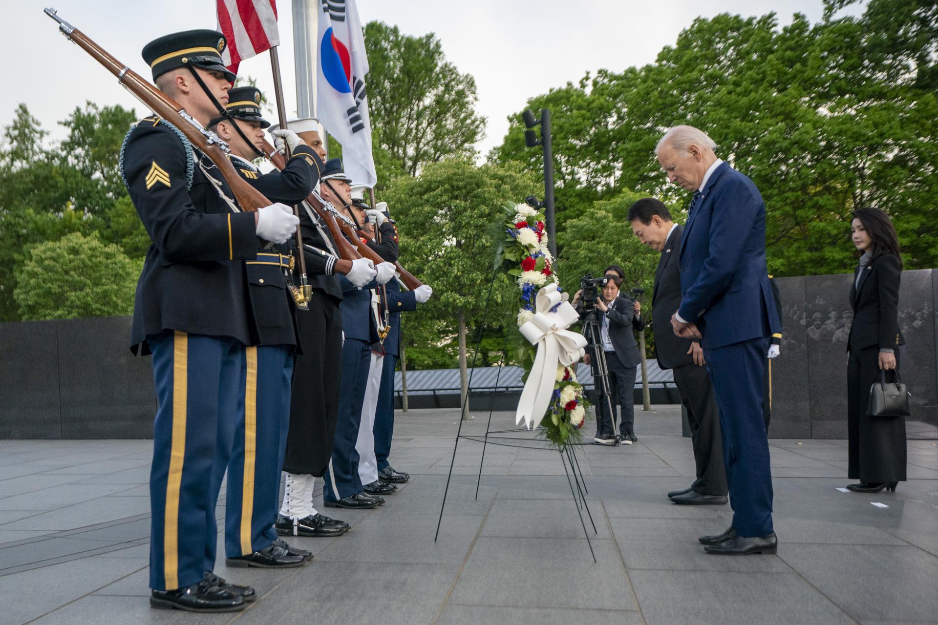 US President Joe Biden (R) participates in a wreath laying ceremony with South Korea President Yoon Suk Yeol (2-R) at the Korean War Veterans Memorial, in Washington, DC, USA, 25 April 2023. EFE/EPA/SHAWN THEW
