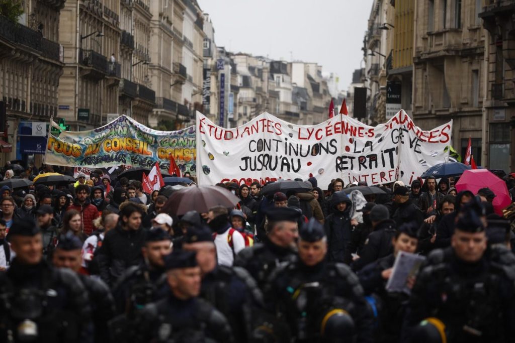 Cientos de personas se manifiestan contra la reforma de las pensiones del gobierno francés en París, Francia.