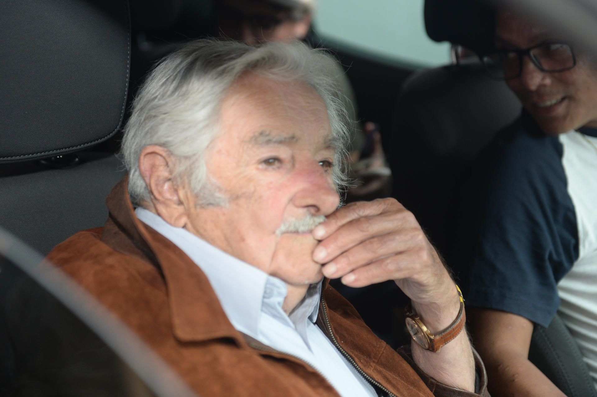 El expresidente de Uruguay José 'Pepe' Mujica se despide luego de participar en un acto de la alianza opositora Concertación Nacional, hoy en Villa Elisa (Paraguay). EFE/ Daniel Piris