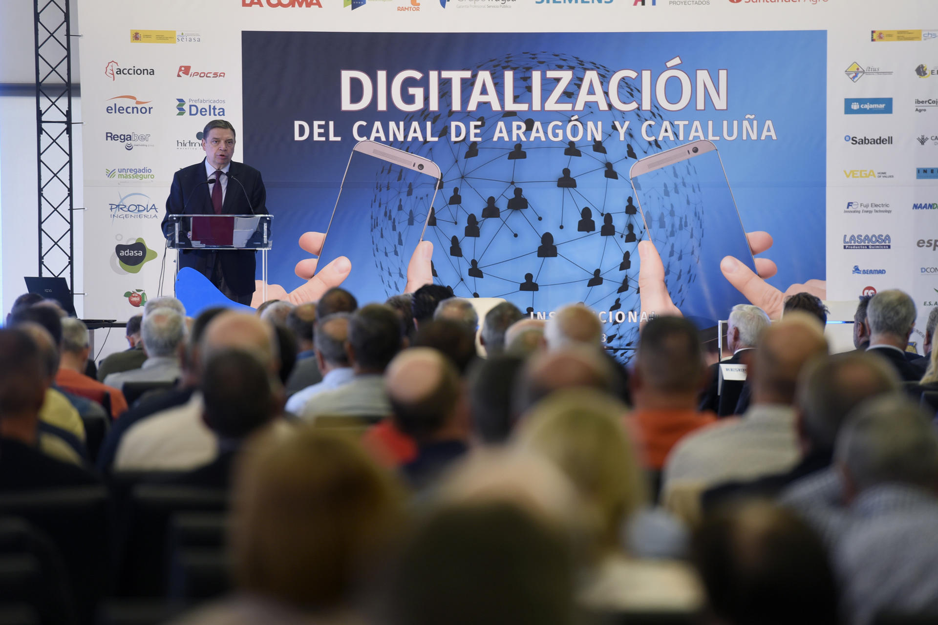 El ministro de Agricultura, Pesca y Alimentación, Luis Planas, asiste a la jornada "Digitalización del Canal de Aragón y Cataluña", que organiza la Comunidad de Regantes del Canal de Aragón y Cataluña. EFE/ Javier Blasco
