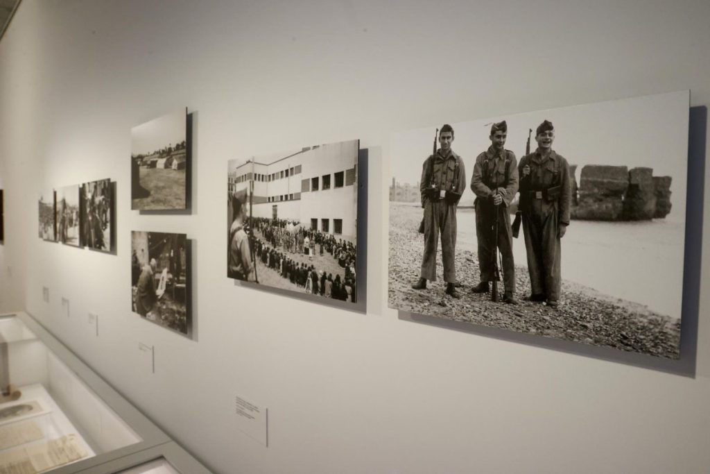 Varias de imágenes expuestas en el marco de la muestra "El tragaluz democrático", en el espacio expositivo La Arquería (Madrid)