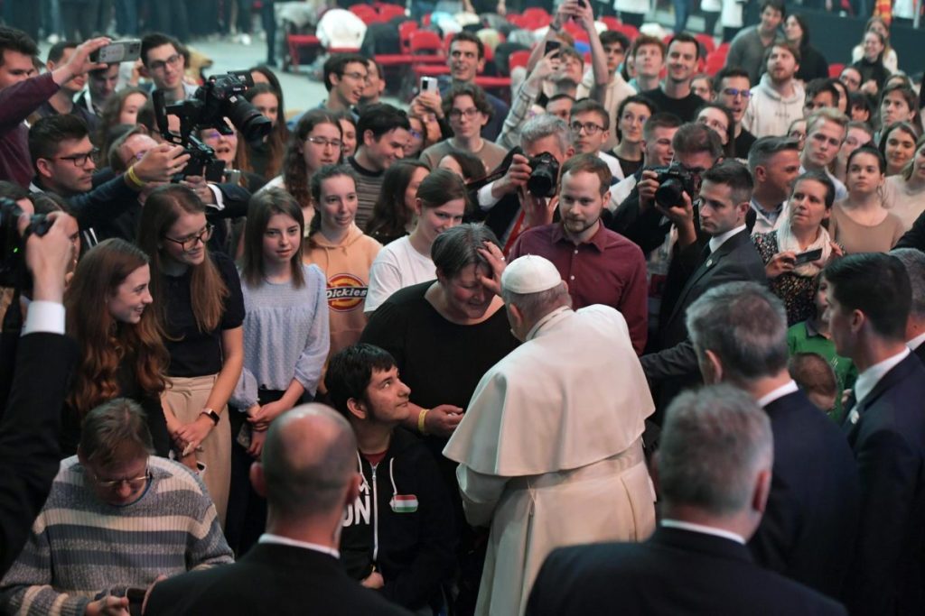 El Papa Francisco se encuentra con los jóvenes en el Papp Laszlo Budapest Sports Arena de Budapest, Hungría.