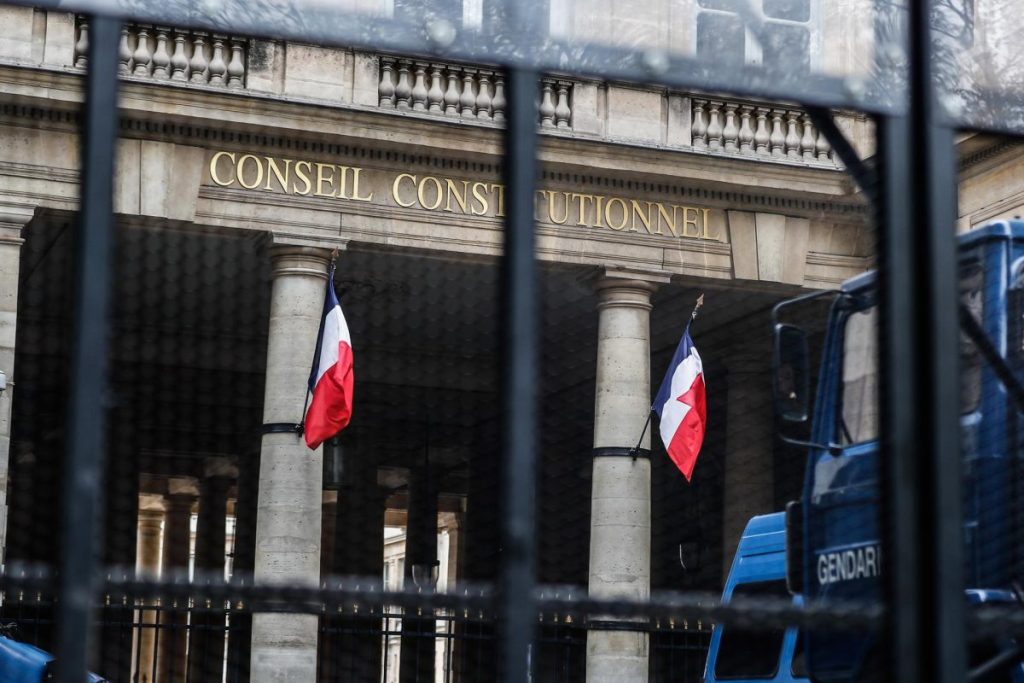 Furgonetas de la gendarmería estacionadas frente a la entrada del Consejo Constitucional francés en París, que decide hoy sobre la edad de jubilación en Francia.