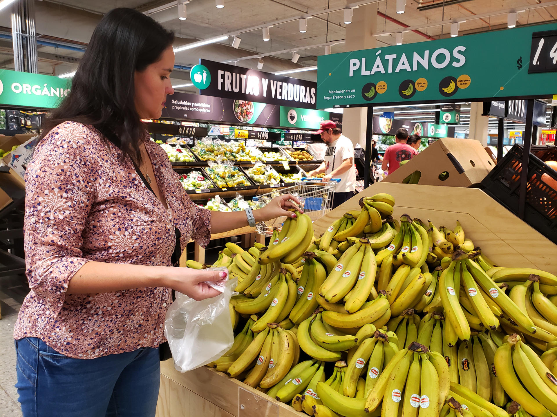 Personas realizan compras en un supermercado el 8 de abril 2023, en la ciudad de Santiago (Chile). EFE/Elvis González