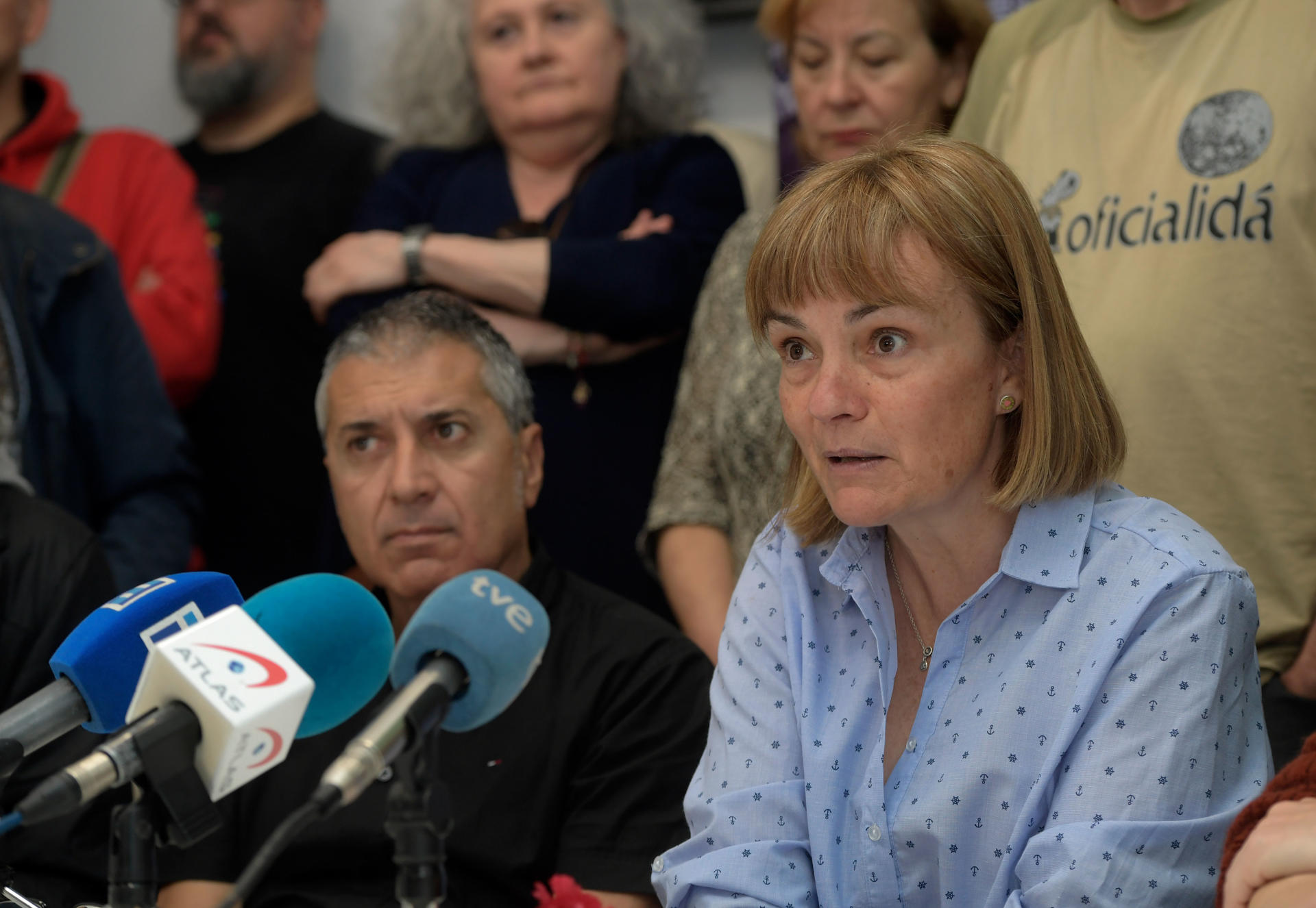 La candidata de Podemos a la Presidencia del Principado, Covadonga Tomé (d), junto al número dos de la candidatura, Xune Elipe (i), durante la rueda de prensa que ha ofrecido este sábado en la sede del partido en Gijón. EFE/ Eloy Alonso