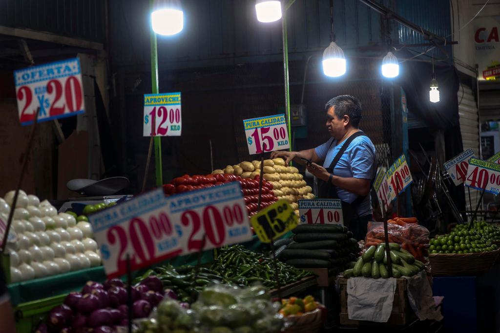 Comerciantes ofrecen productos en el Mercado de Jamaica, el 12 de abril de 2023, en Ciudad de México (México). América sigue en su lucha contra el tsunami inflacionario. EFE/Isaac Esquivel
