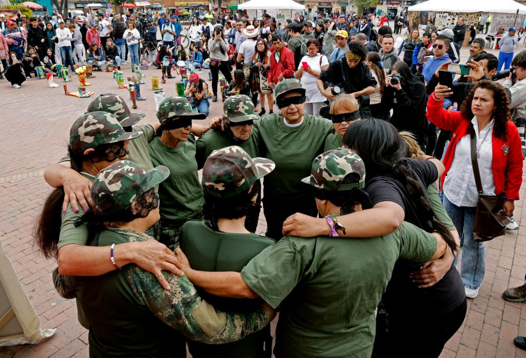 Mujeres participan en un acto conmemorativo hoy, en la plaza de Soacha (Colombia). EFE/Mauricio Dueñas Castañeda
