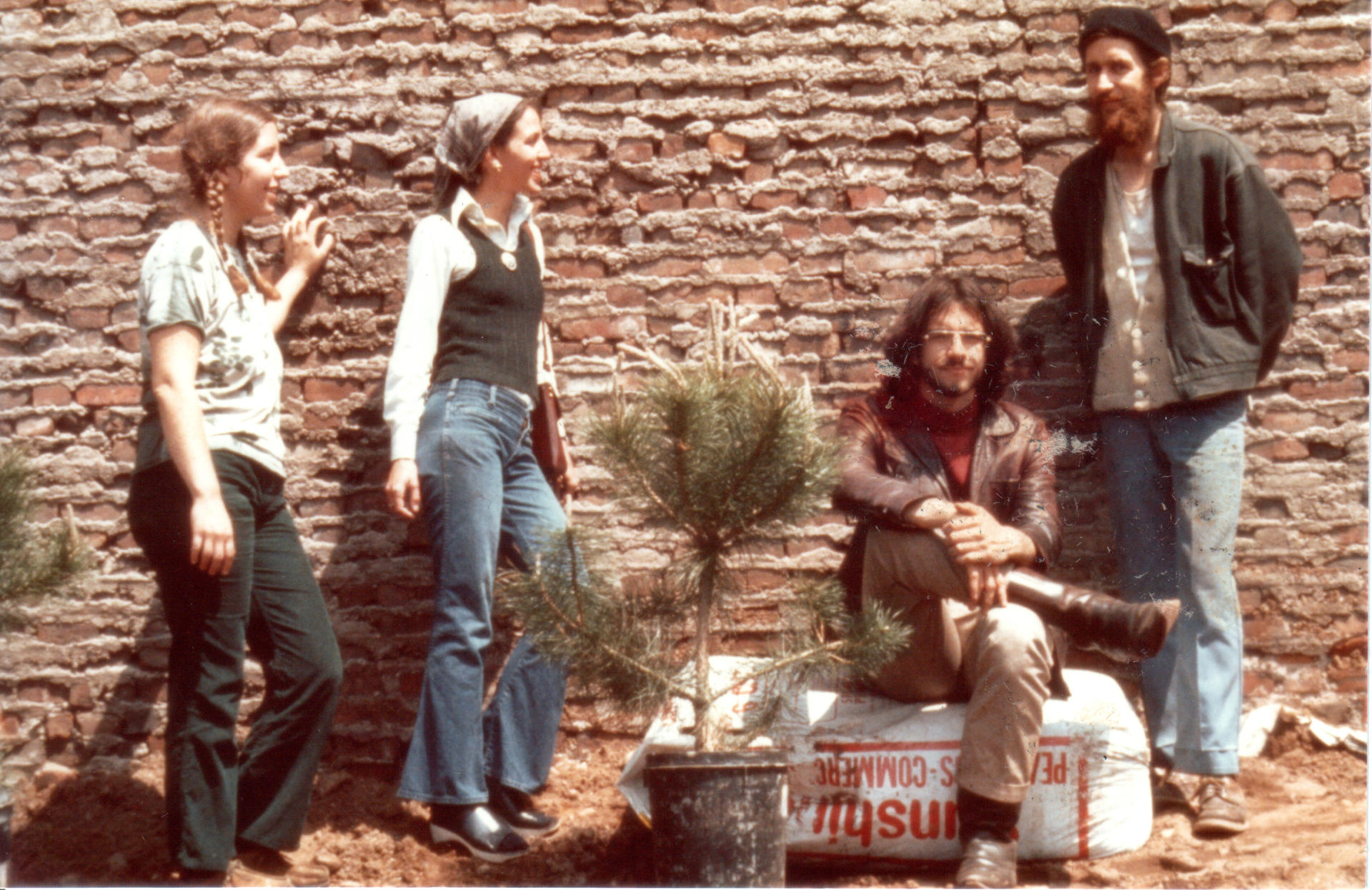 Don Loggins provided this 1974 photograph of members of the Green Guerrillas at a community garden in New York. EFE/Don Loggins