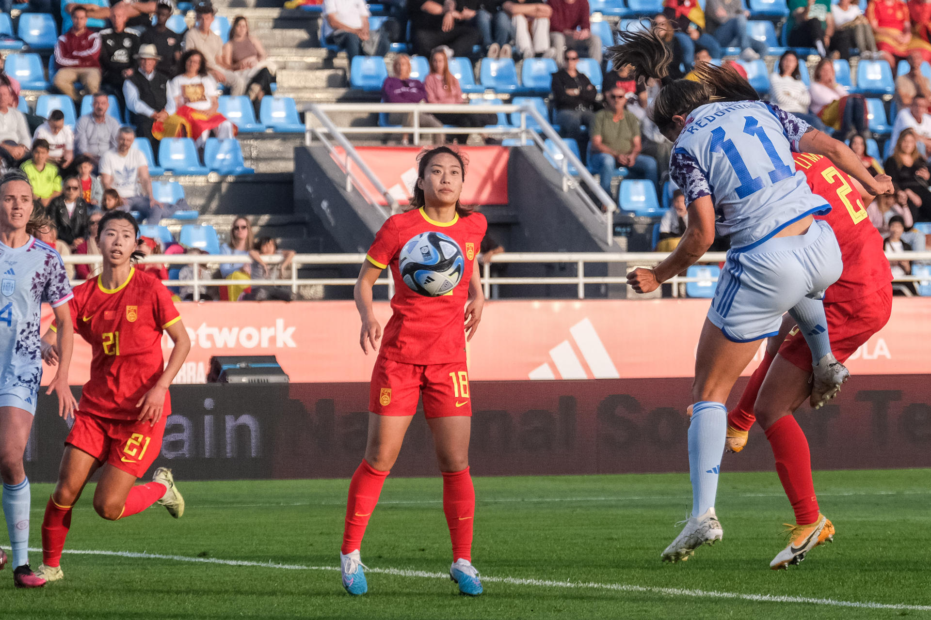 La delantera de la selección española Alba Redondo (2-d) cabecea el balón para marcar el 3-0 durante el encuentro amistoso de preparación para el Mundial de fútbol femenino 2023 entre España y China, este martes en el Estadio de Can Misses, en Ibiza. EFE/Sergio G. Cañizares
