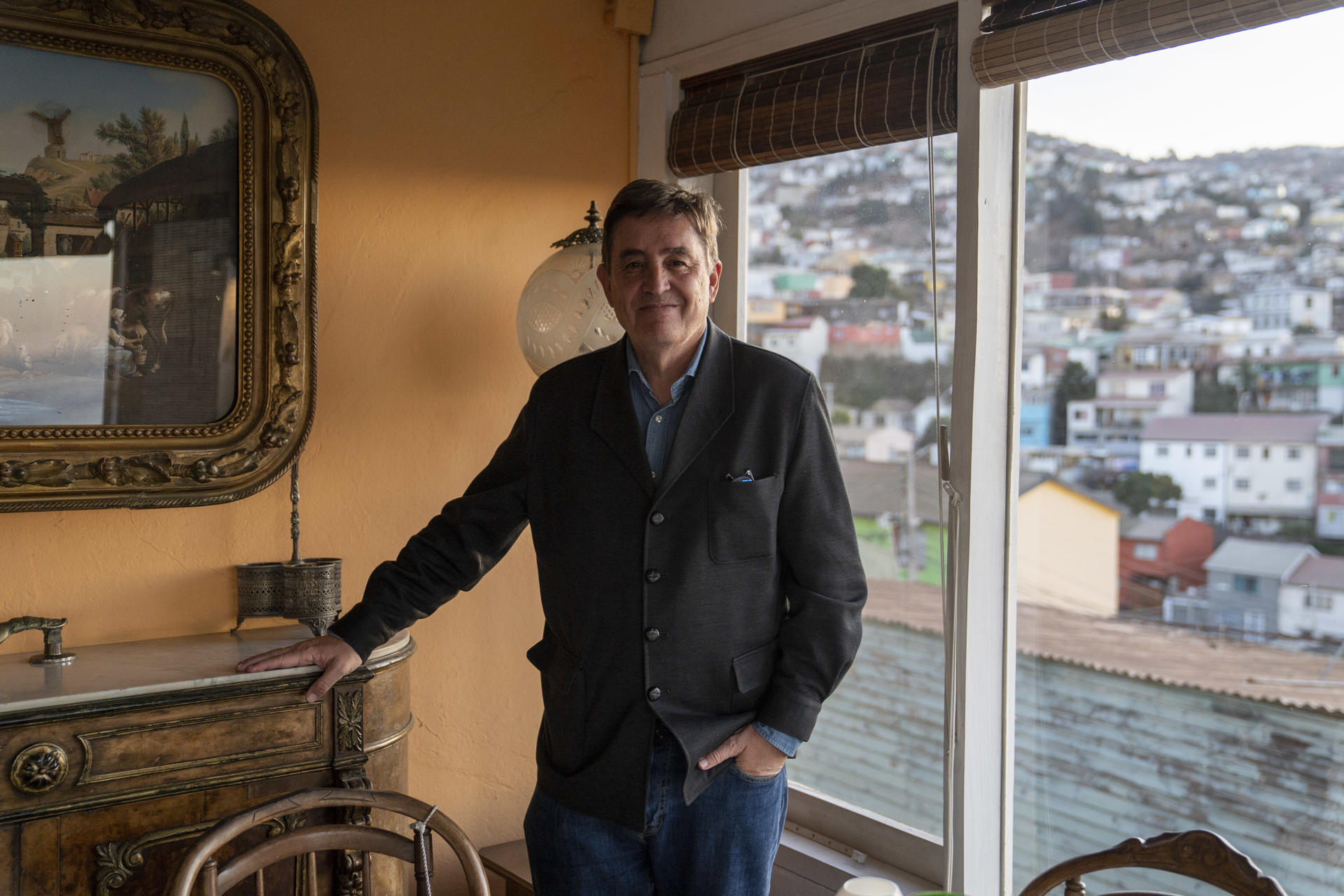 El poeta español Luis García Montero posa durante una entrevista con EFE el martes 18 de abril de 2023, en La Sebastiana, una de las casa-museos que pertenecieron a Pablo Neruda, en Valparaíso (Chile). EFE/ Adriana Thomasa
