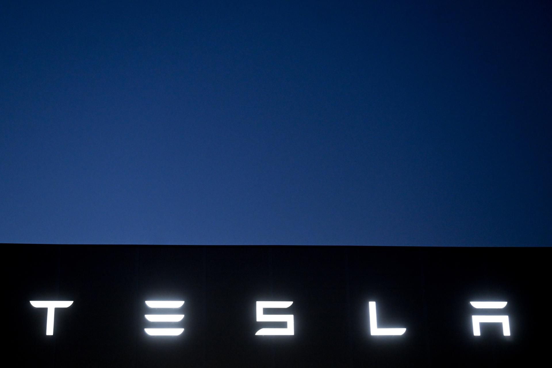 Vista del logo de Tesla, en una fotografía de archivo. EFE/Filip Singer
