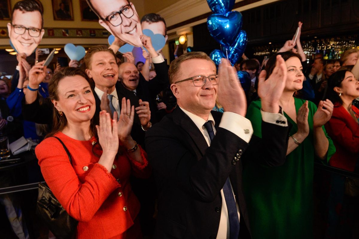 El líder del Partido de la Coalición Nacional, Petteri Orpo (C) durante la jornada de las elecciones parlamentarias finlandesas en Helsinki, Finlandia