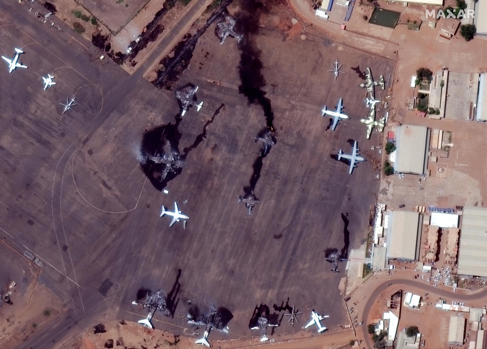 Imagen de satélite del aeropuerto de Jartum en la que se aprecian daños por los enfrentamientos. EFE/EPA/MAXAR TECHNOLOGIES