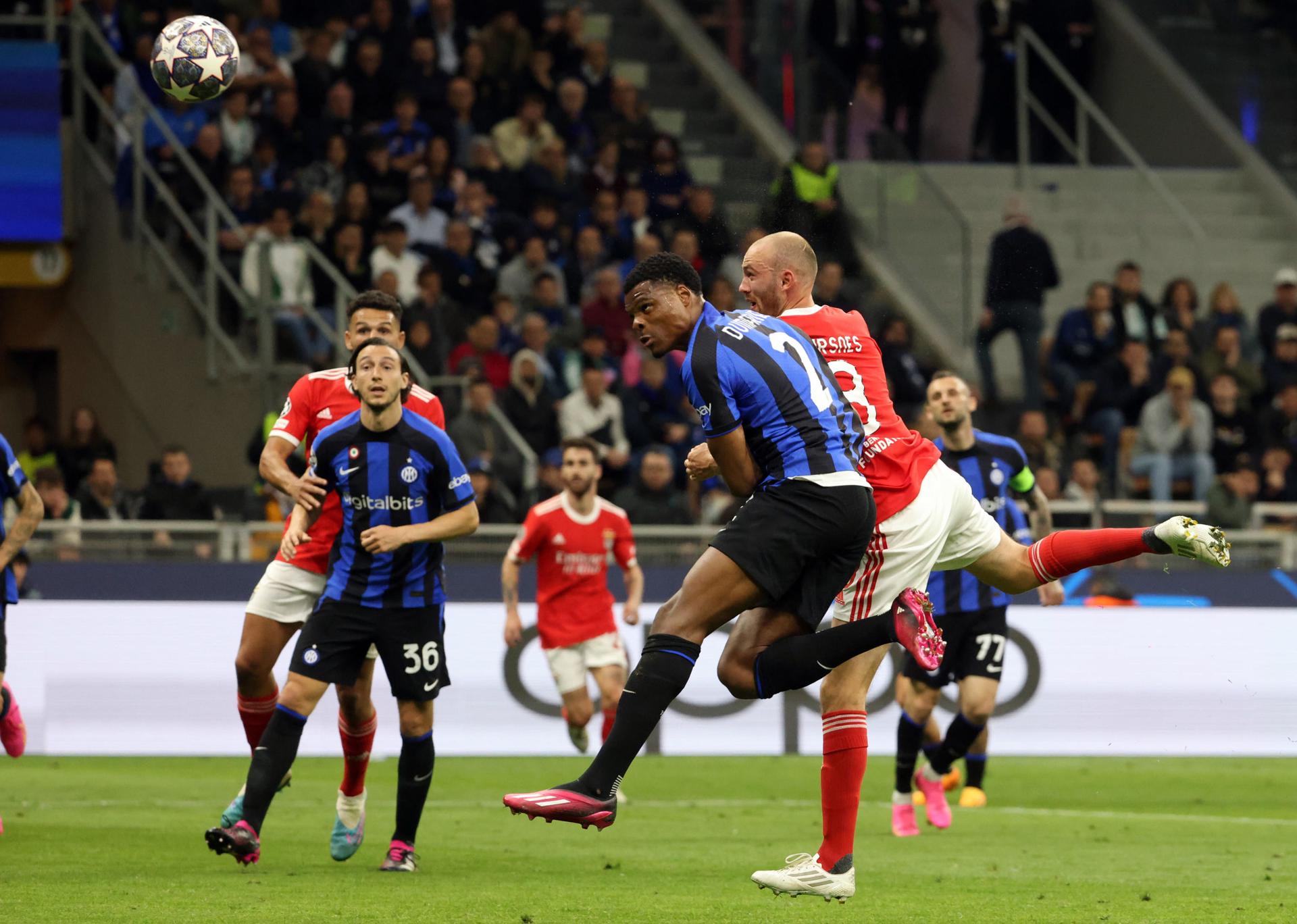 Benfica's Fredrik Aursnes (R in red) scores against Inter Milan during the UEFA Champions League quarterfinal second leg in Milan, Italy, on 19 April 2023. EFE/EPA/MATTEO BAZZI
