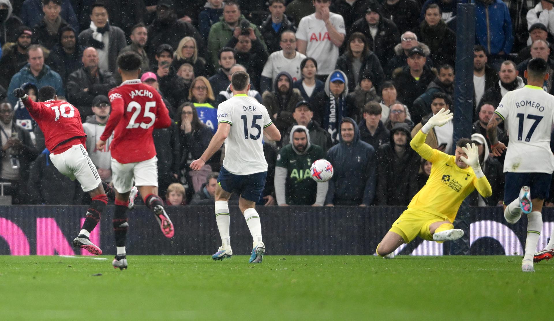 Manchester United's Marcus Rashford (L) scores against Tottenham Hotspur during a Premier League match in London on 27 April 2023. EFE/EPA/DANIEL HAMBURY EDITORIAL USE ONLY. No use with unauthorized audio, video, data, fixture lists, club/league logos or 'live' services. Online in-match use limited to 120 images, no video emulation. No use in betting, games or single club/league/player publications.
