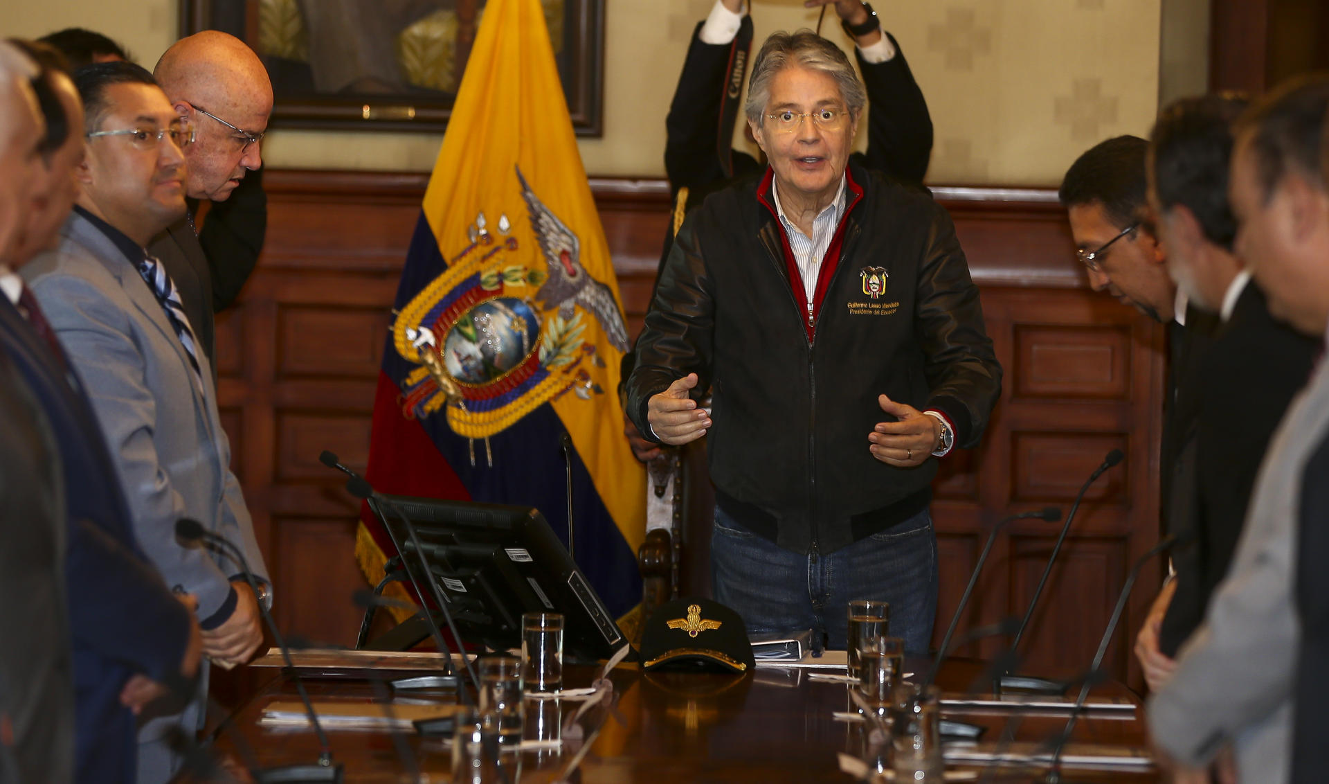 El presidente ecuatoriano Guillermo Lasso (c),lidera el Consejo de Seguridad Pública y del Estado (Cosepe), en el Palacio de Carondelet en Quito (Ecuador), este 27 de abril de 2023. EFE/José Jácome
