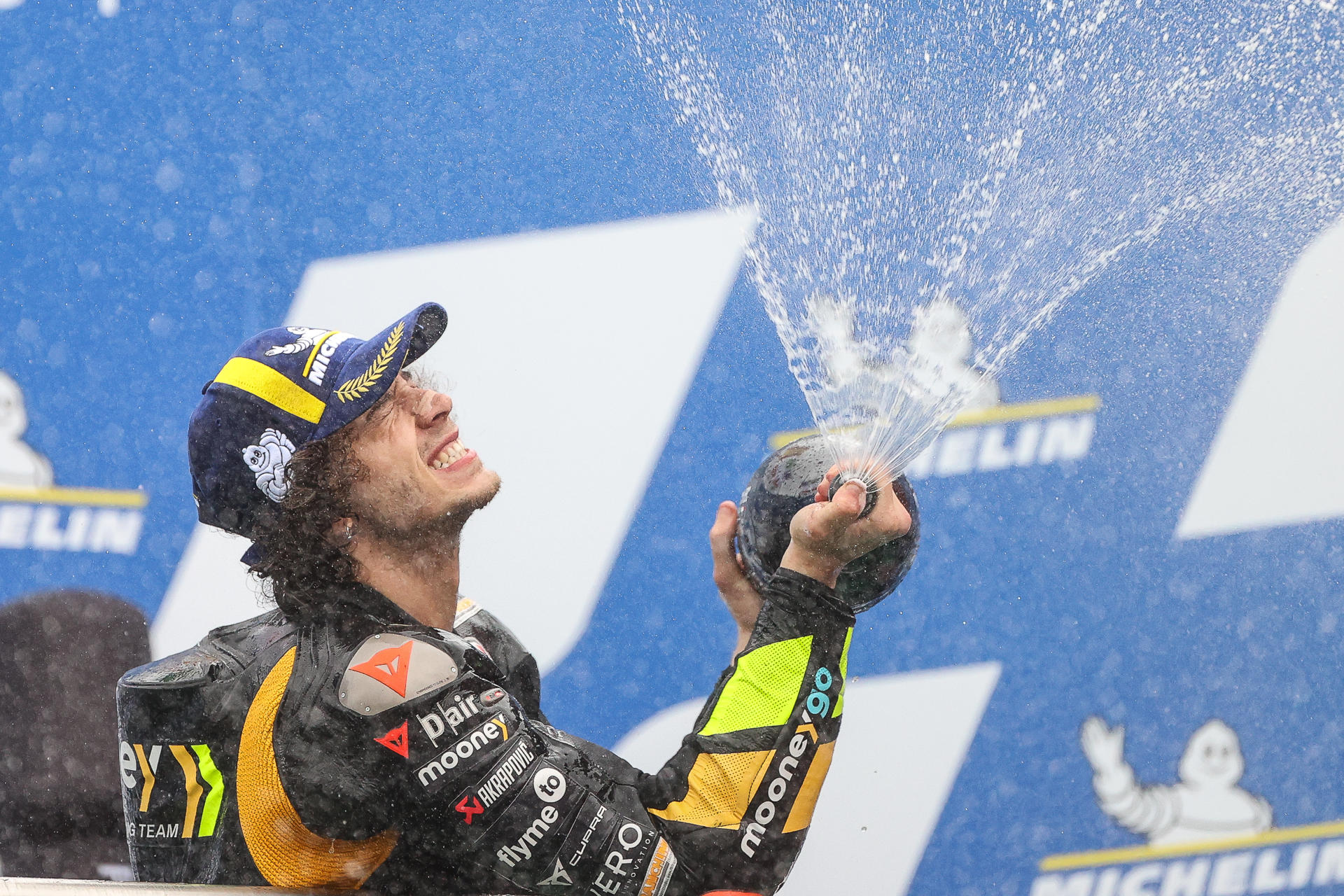 El italiano Marco Bezzecchi de Mooney VR46 Racing celebra al ganar el Gran Premio de la República Argentina hoy, en el Circuito de Termas de Río Hondo (Argentina). EFE/Juan Ignacio Roncoroni