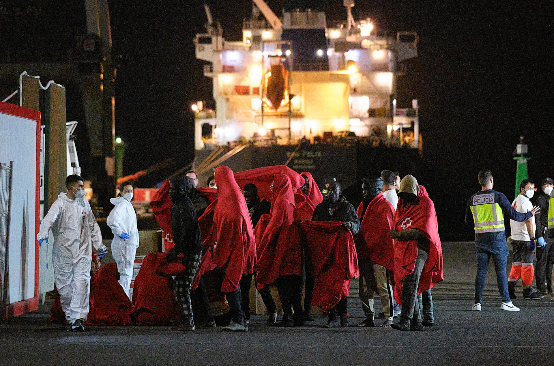 Foto de archivo tomada el 5 de marzo a la llegada a Puerto del Rosario de un grupo de inmigrantes rescatados por Salvamento Marítimo de dos lanchas neumáticas con las que trataban de llegar a Fuerteventura. EFE/Javier Melián