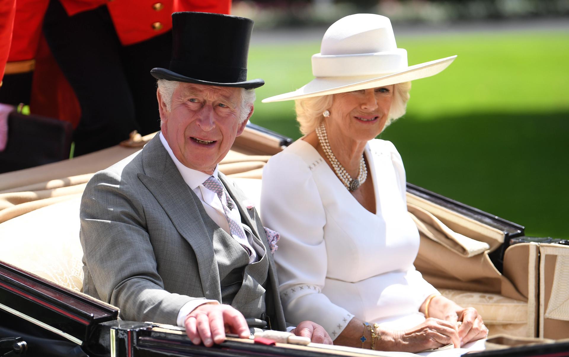 El rey Carlos III del Reino Unido (i), junto a su esposa, Camila, en una fotografía de archivo. EFE/Neil Hall