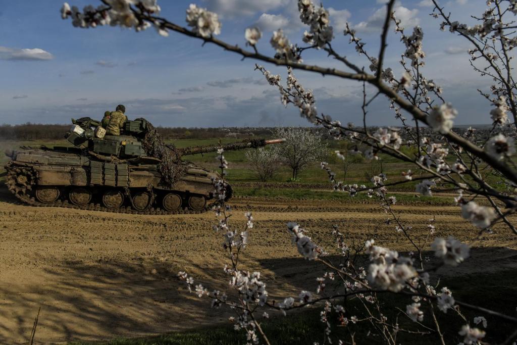 Un tanque se mueve en la carretera, en un lugar no revelado cerca de Bajmut, región de Donetsk, Ucrania.