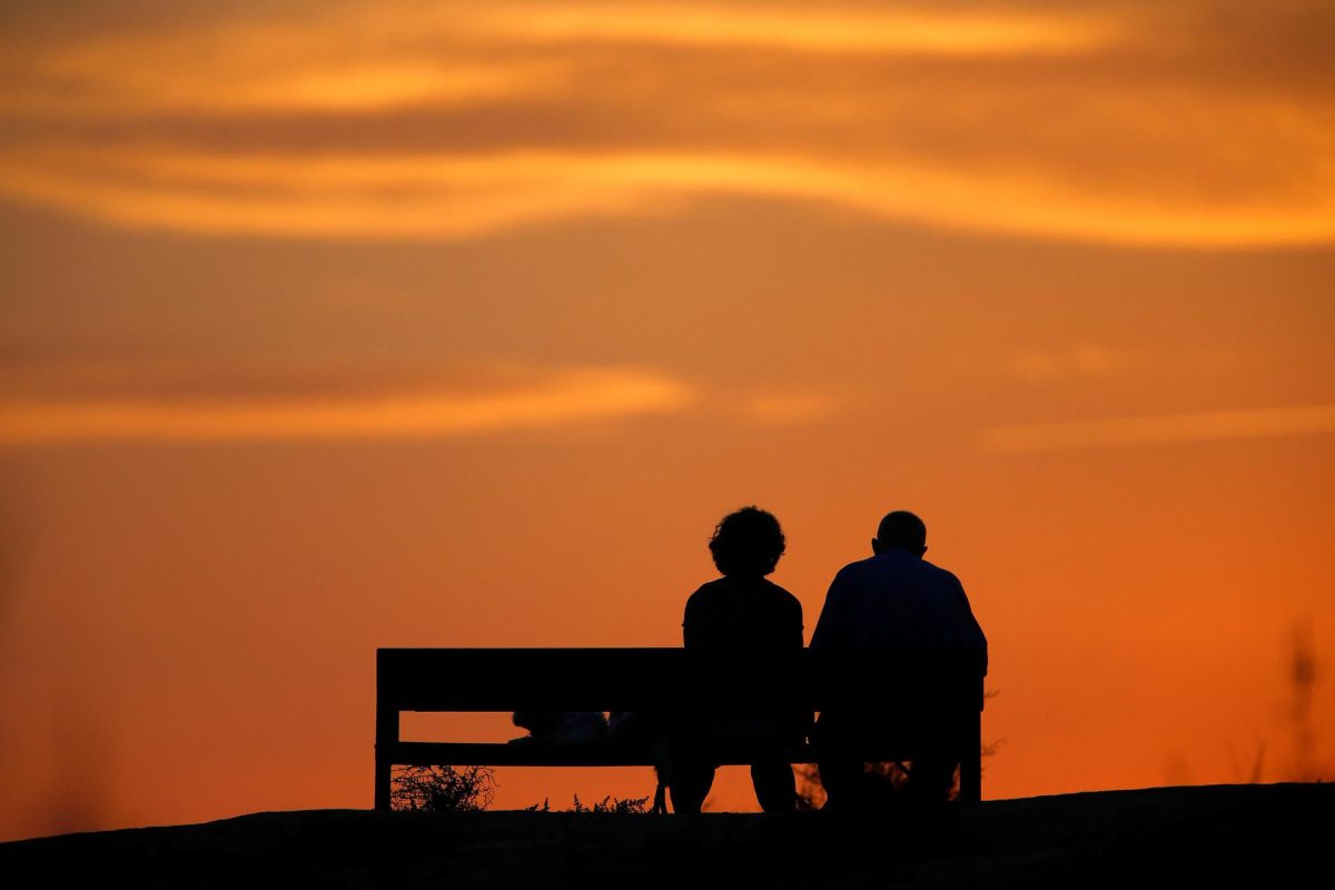 Una pareja de jubilados miran el atradecer desde un banco, en una imagen de archivo.