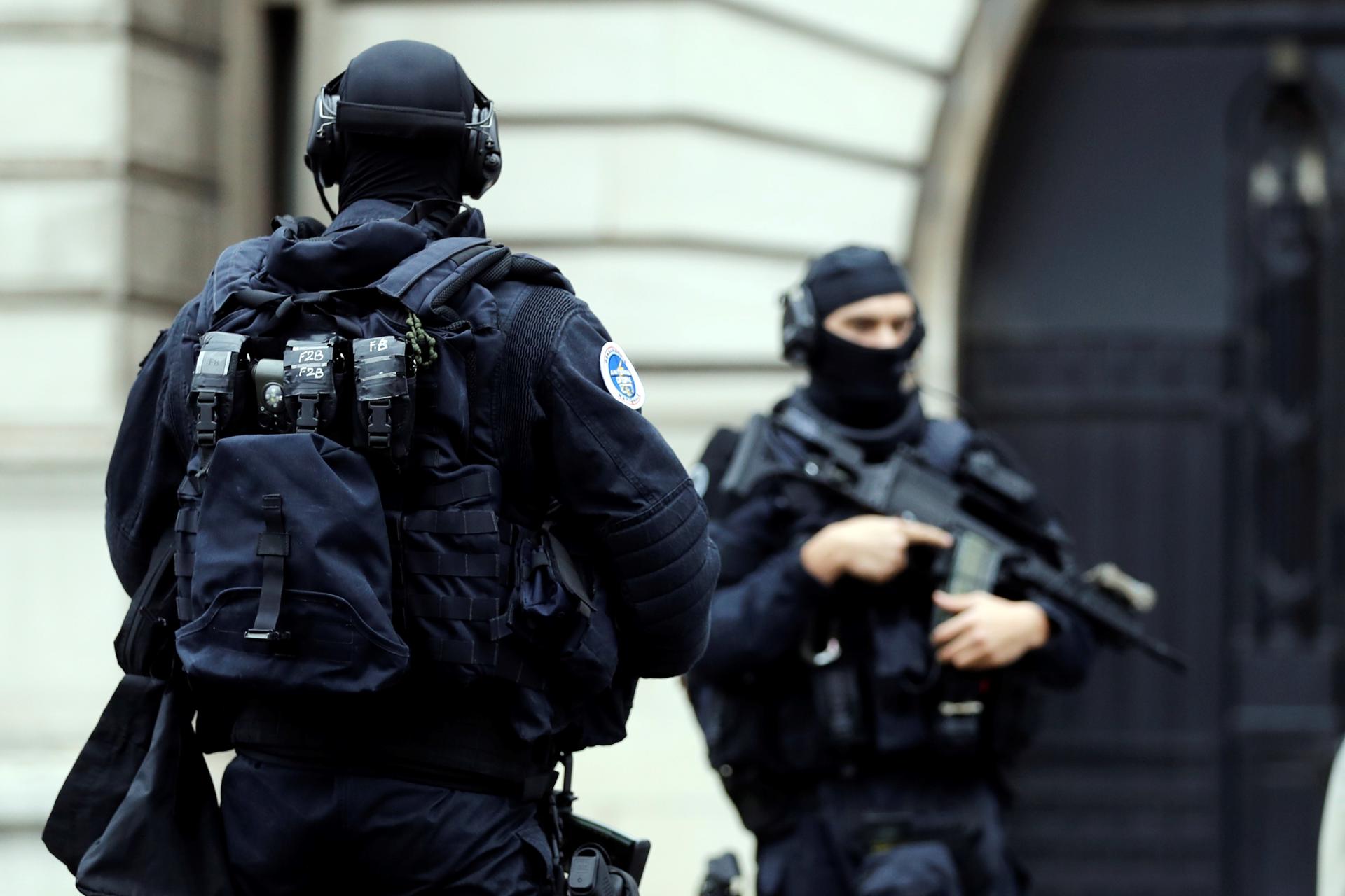Agentes montan guardia después de un atentado en Bruselas, en una foto de archivo.