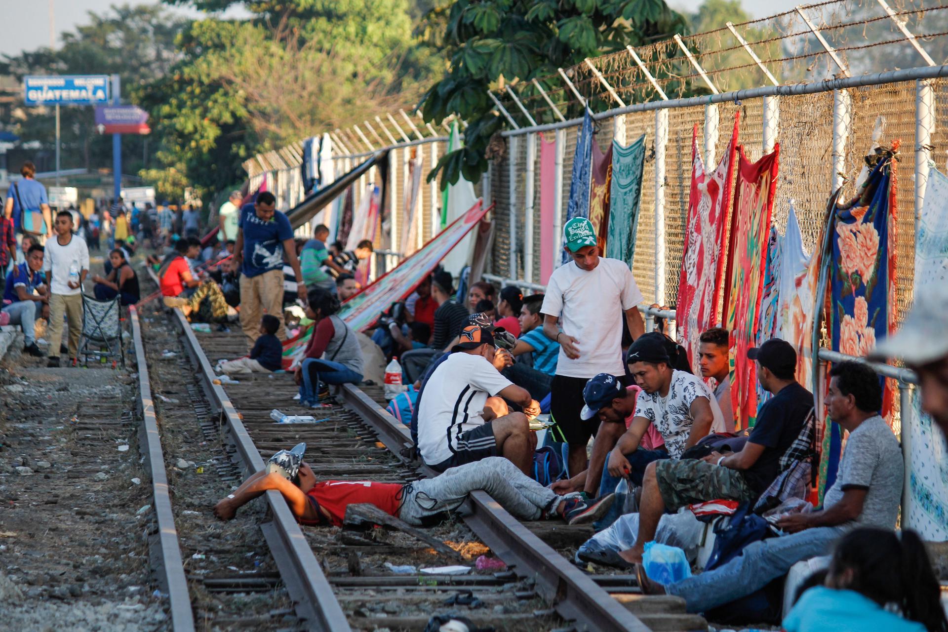 Migrantes permanecen en la Ciudad Hidalgo (México), en una fotografía de archivo. EFE/Luis Villalobos