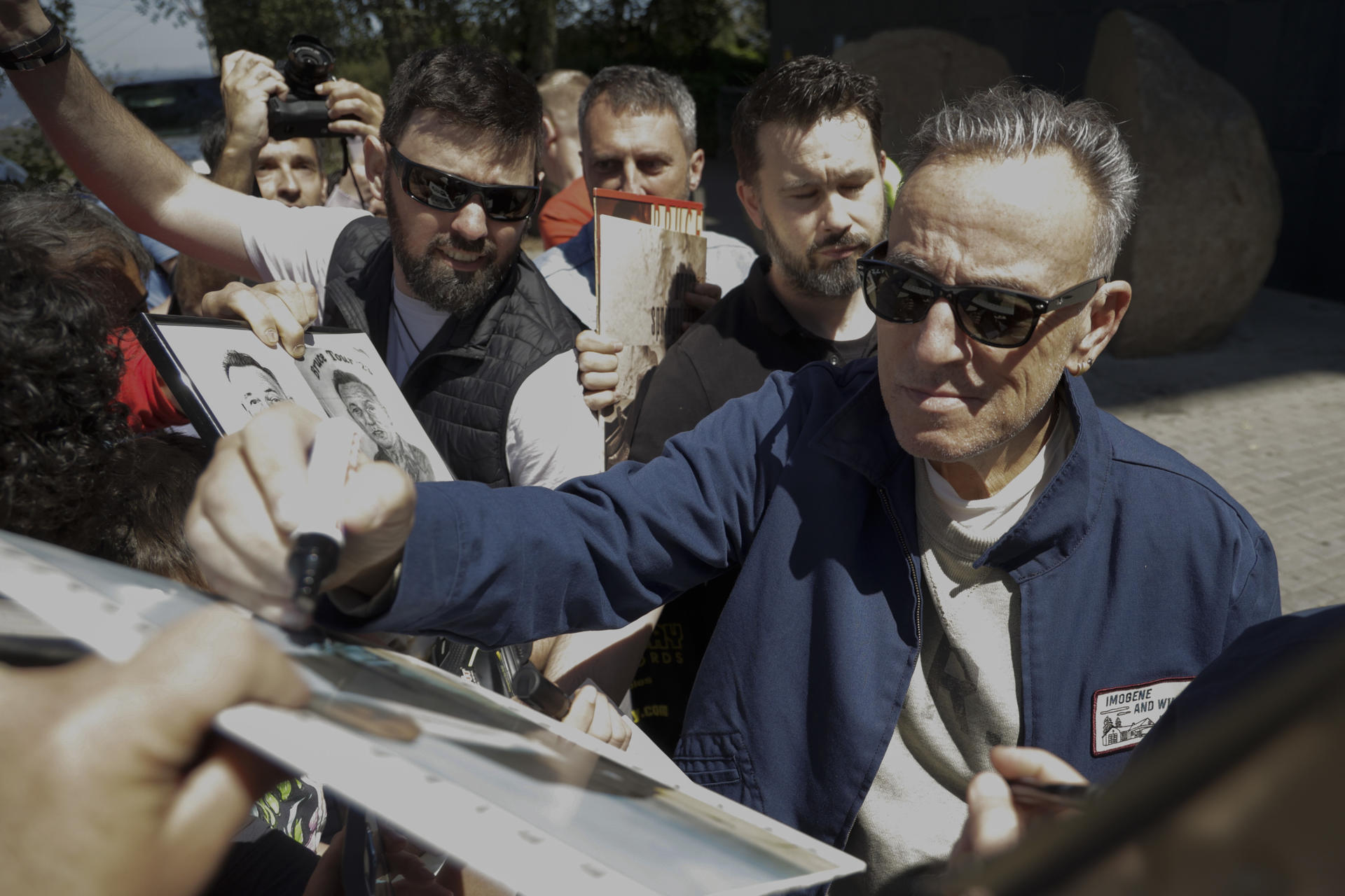 Bruce Springsteen firma autógrafos a sus fans que le han esperado este jueves, a las puertas del hotel de cinco estrellas La Florida de Barcelona, donde el artista se hospeda antes de los conciertos que ofrecerá mañana viernes 28 y el domingo 30 en el Estadi Olímpic Lluís Companys.
