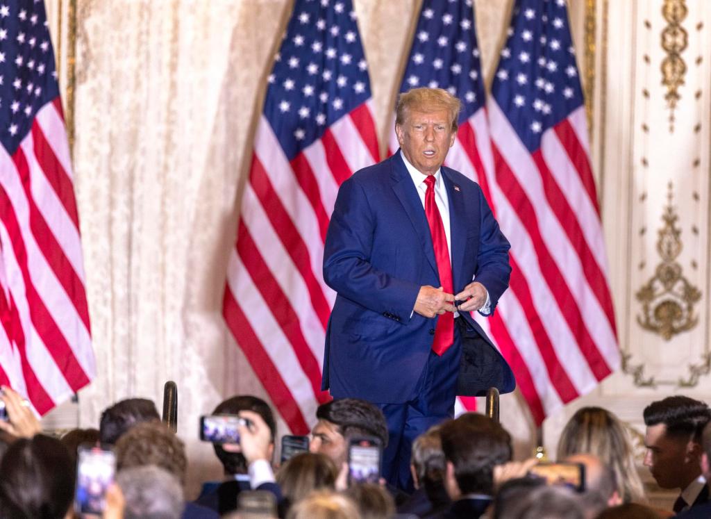 El expresidente de Estados Unidos Donald Trump durante su comparecencia en Mar-a-Lago, Palm Beach, Florida (EE.UU.), este 4 de abril de 2023. EFE/EPA/Cristóbal Herrera-Ulashkevich
