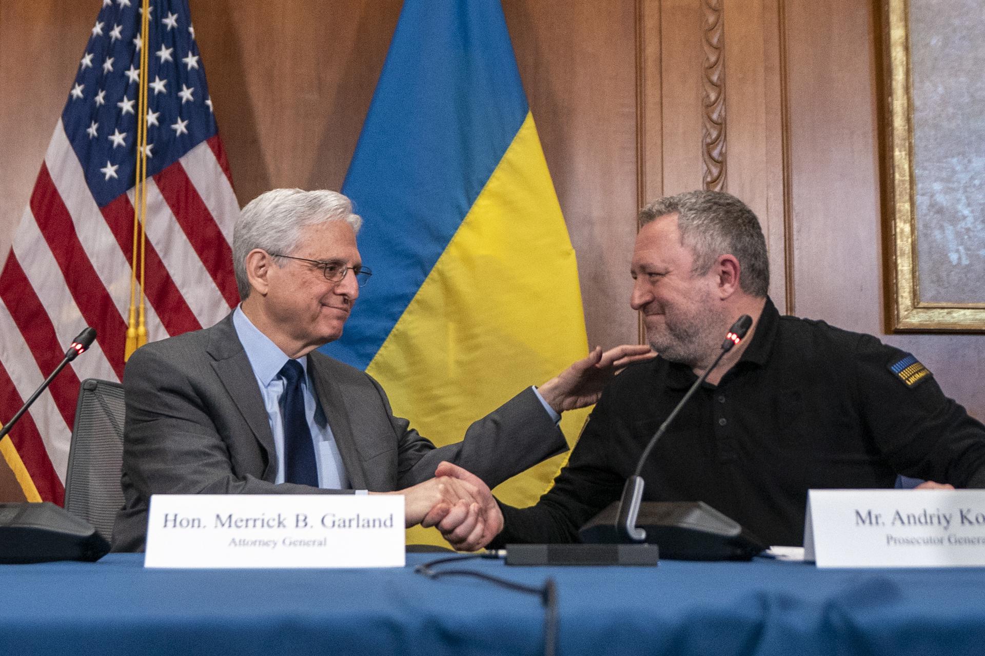 El fiscal general de Estados Unidos, Merrick Garland (i), se reúne con su homólogo de Ucrania, Andriy Kostin (d), este 17 de abril de 2023, en la sede del Departamento de Justicia estadounidense, en Washington. EFE/Shawn Thew