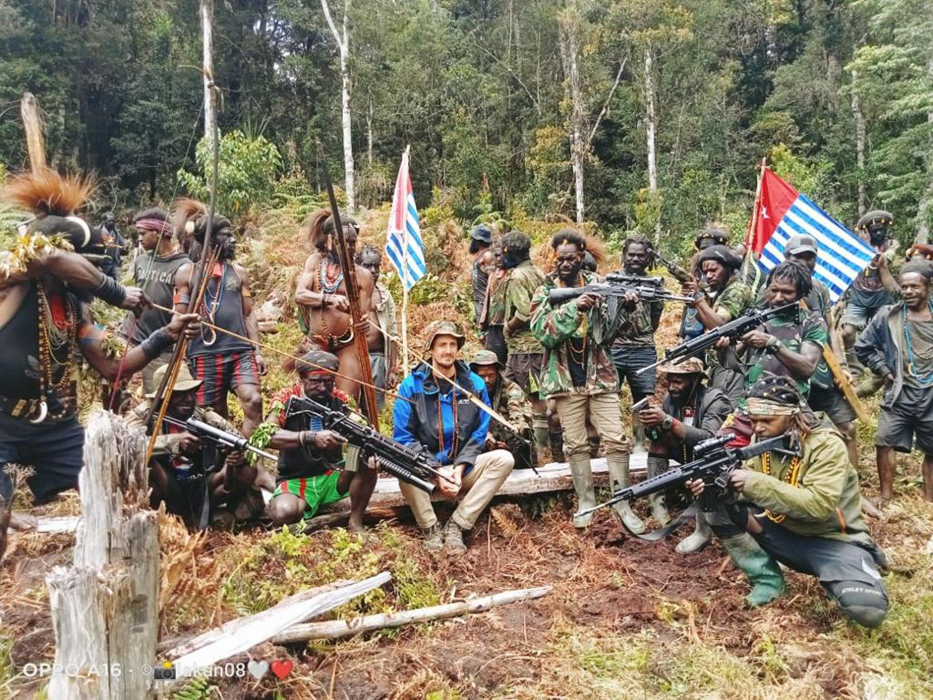 An undated handout photo provided by the West Papua National Liberation Army (TPNPB) shows New Zealand pilot Phillip Mehrtens surrounded by his captors in an undisclosed location in Indonesian Papua, western New Guinea. EFE/HANDOUT/TPNPB
