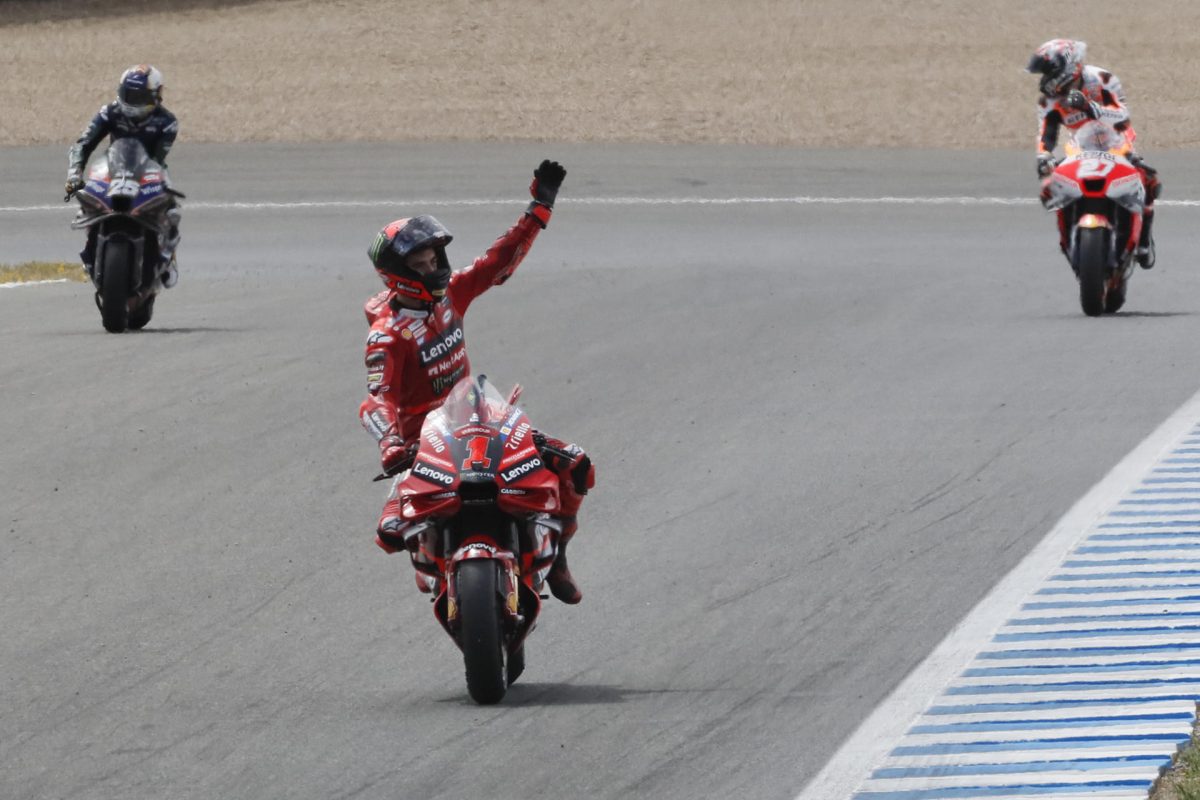 El piloto italiano de Ducati Pecco Bagnaia celebra su victoria durante del Gran Premio de España de MotoGP