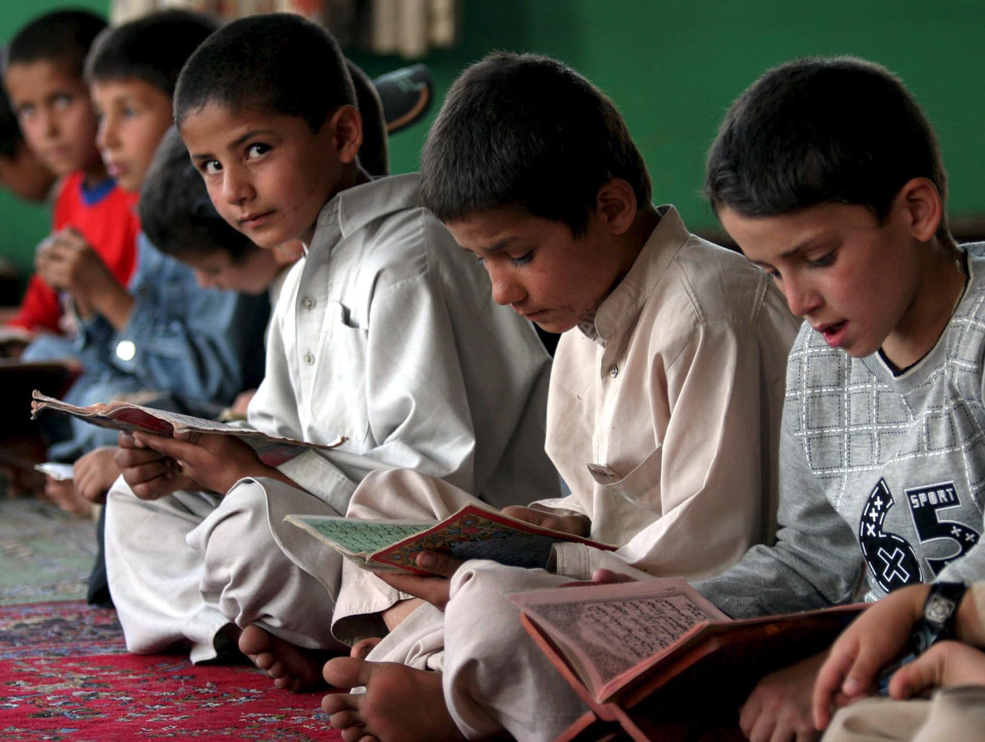 Imagen de archivo de niños afganos leyendo el Corán en una escuela en Kabul.